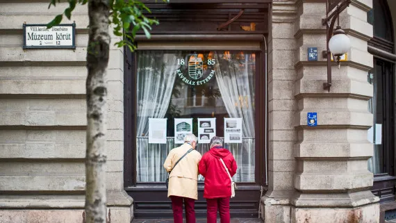 Egy csésze kávé mellé tér kellett