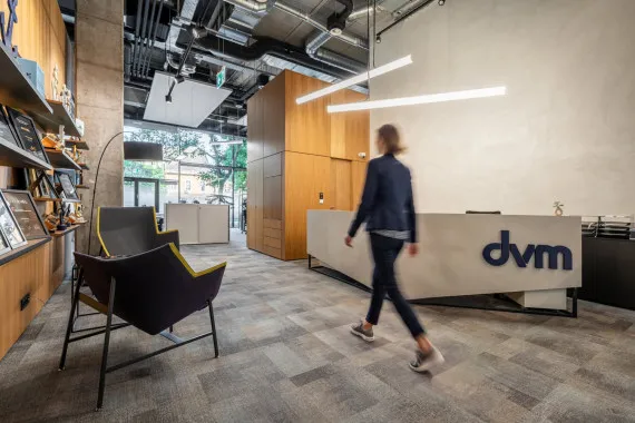 Friss stratégiával, arculattal és új irodával lép szintet a DVM