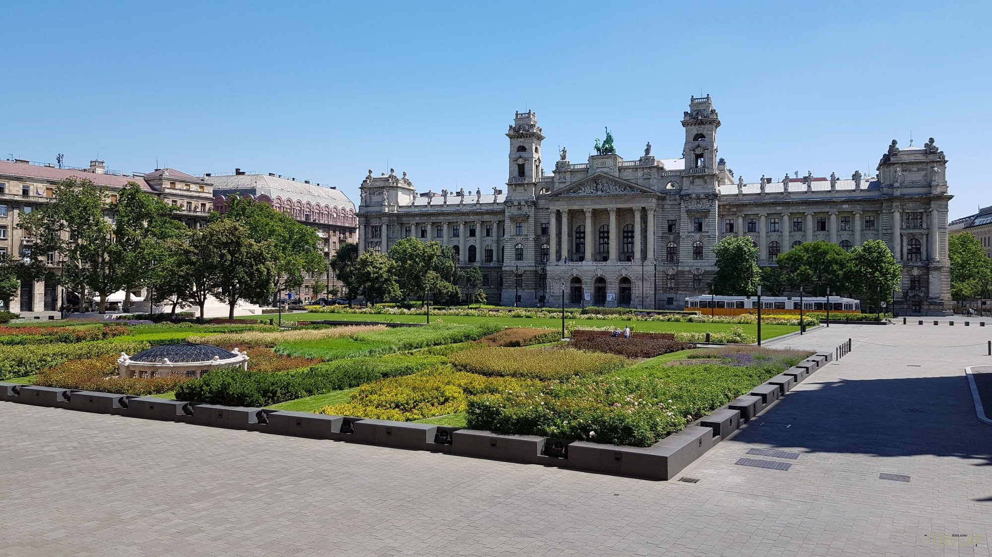 Kossuth Tér Budapest újjáépített épület